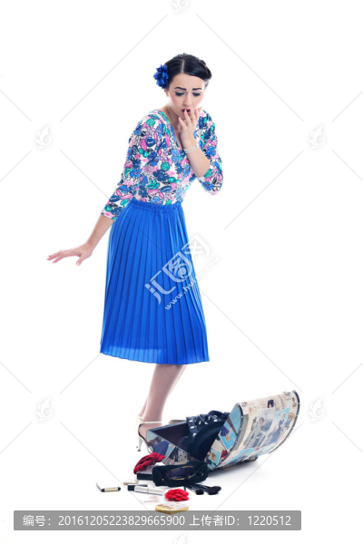精致的女人與復(fù)古旅行袋分離