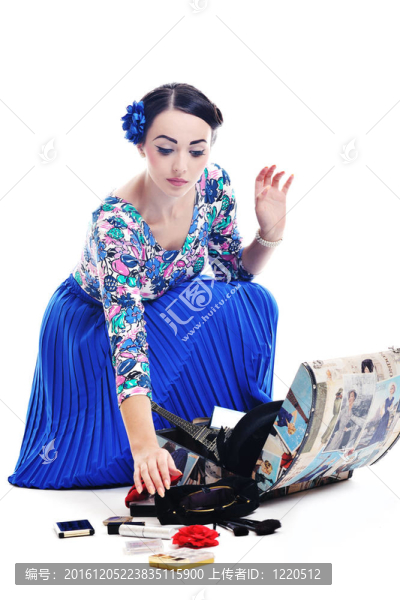 精致的女人與復古旅行袋分離