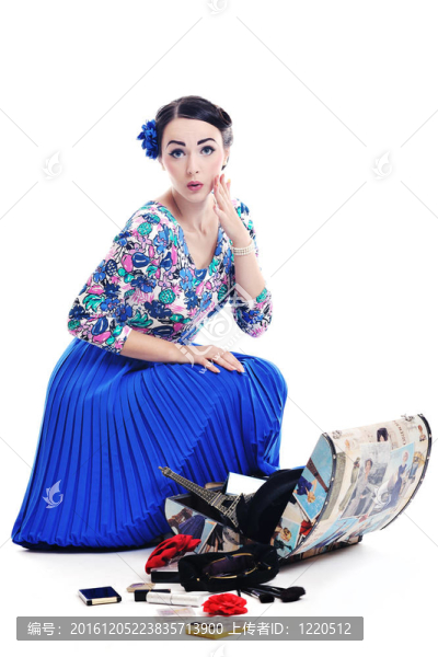 精致的女人與復(fù)古旅行袋分離