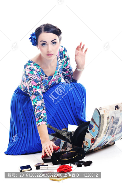 精致的女人與復古旅行袋分離