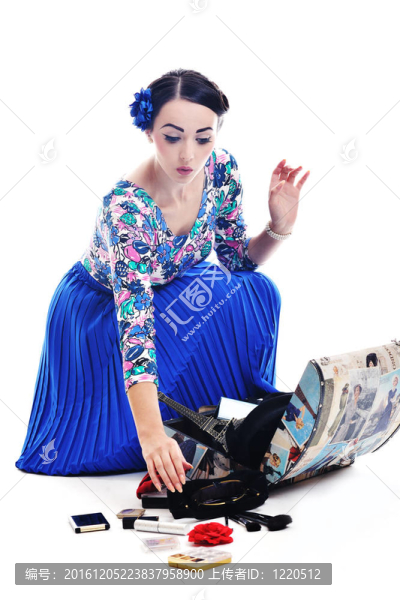 精致的女人與復古旅行袋分離