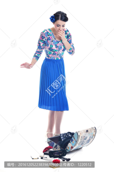精致的女人與復(fù)古旅行袋分離