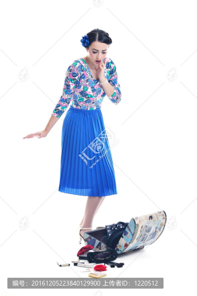 精致的女人與復(fù)古旅行袋分離