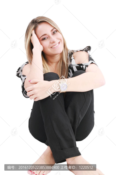美麗的女孩坐在地板上，孤立的白色
