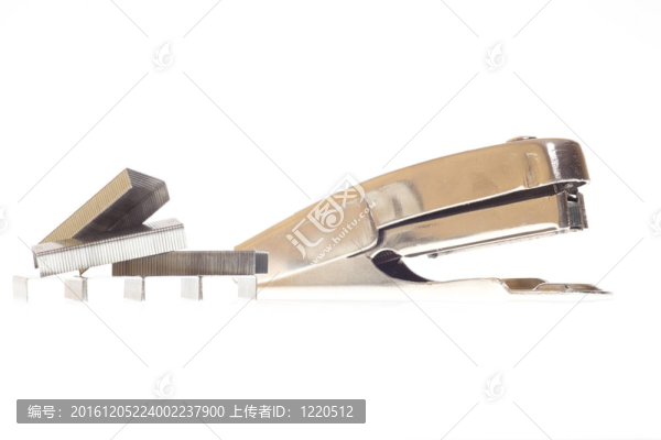 在白色背景的訂書機(jī)