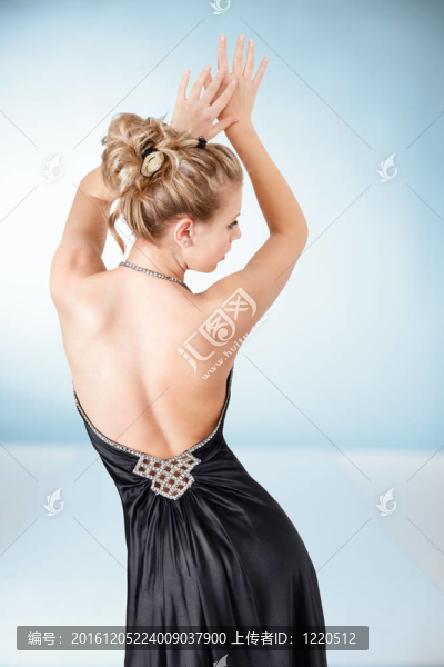 穿黑裙子的年輕女人