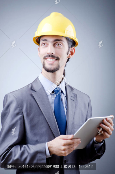建筑工人在平板電腦上工作