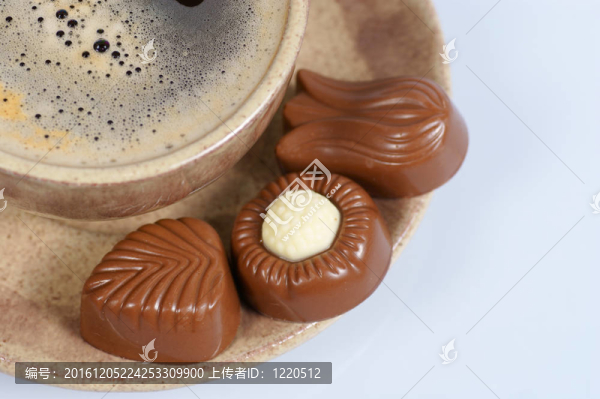 果仁巧克力杯黑咖啡與白
