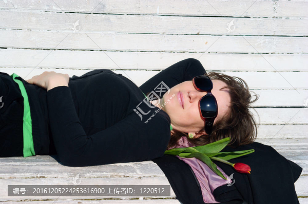 一個(gè)成熟女人的郁金香肖像