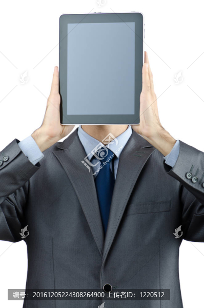 在平板電腦上工作的商人
