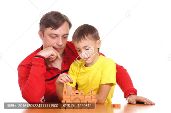 爸爸和兒子玩