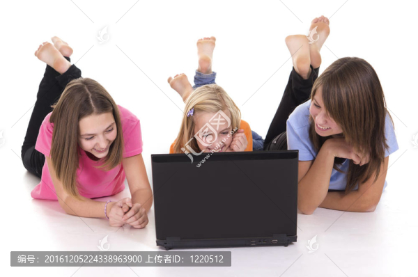三個女孩和筆記本電腦