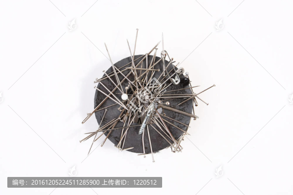 圓形磁鐵上的縫紉針