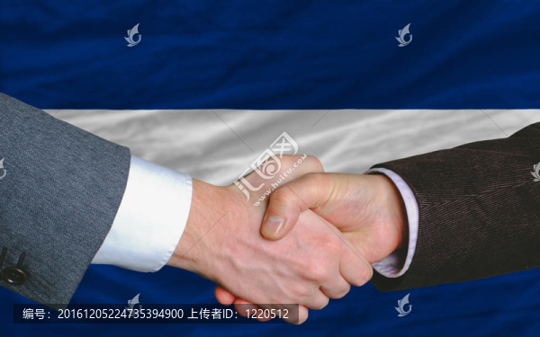 兩名商人在尼加拉瓜良好的商業(yè)投資協(xié)議后握手
