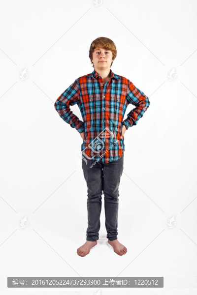 微笑可愛的男孩在工作室