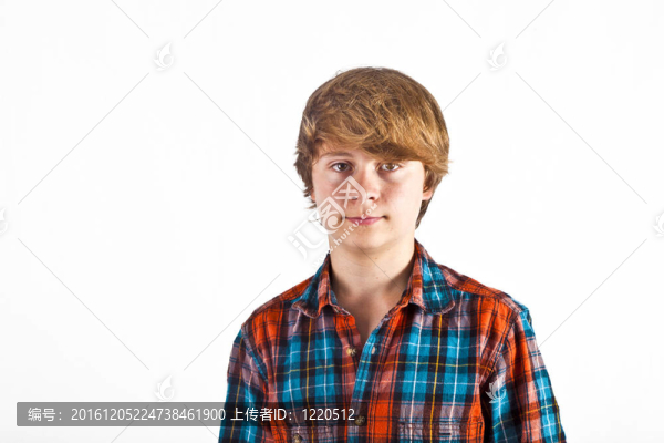 微笑可愛的男孩在工作室