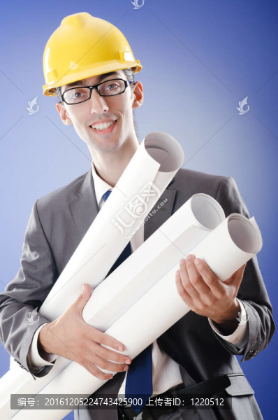 年輕的建筑師圖紙和安全帽