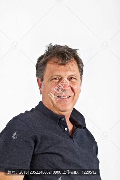 聰明迷人的男子在工作室孤立的白色
