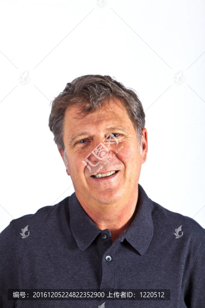 聰明迷人的男子在工作室孤立的白色