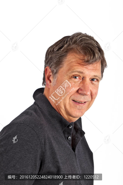 聰明迷人的男子在工作室孤立的白色