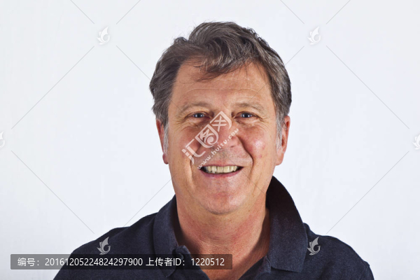 聰明迷人的男子在工作室孤立的白色