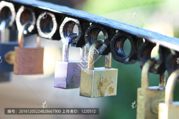 橋上的扶手鎖。
