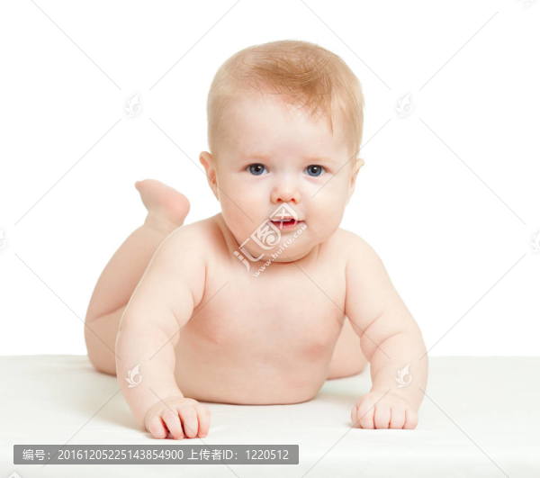 有趣的男嬰躺在肚子上孤立的白色背景