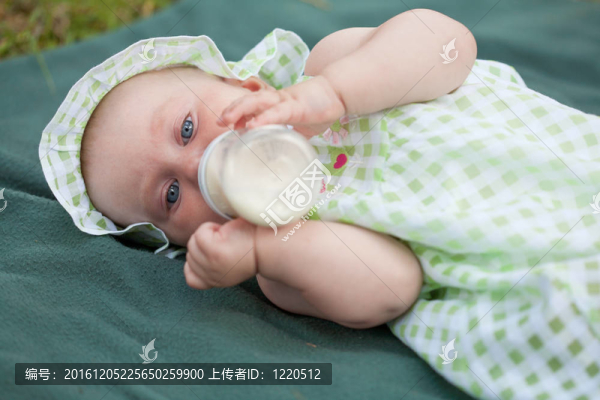 夏日美麗寶寶在草地上的畫像