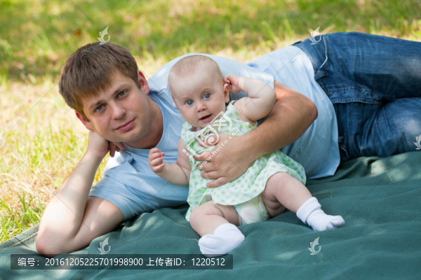 父親和街上的小女兒一起玩耍