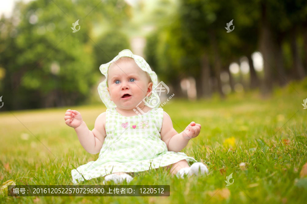 夏日美麗寶寶在草地上的畫像
