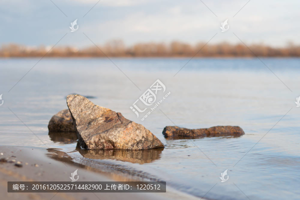 河中的石頭