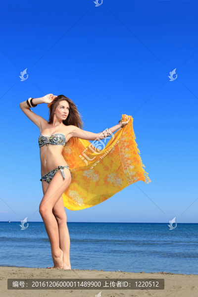 海灘上迷人的女孩