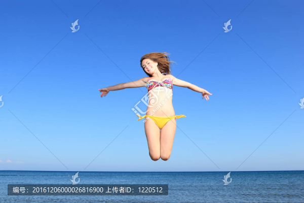 海灘上迷人的女孩