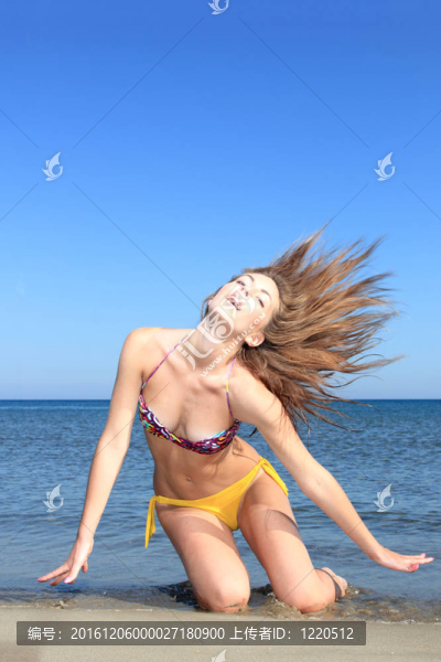 海灘上迷人的女孩
