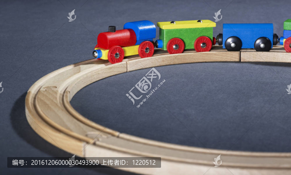彩色木制玩具火車