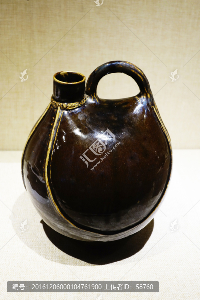 褐釉提梁雞冠壺