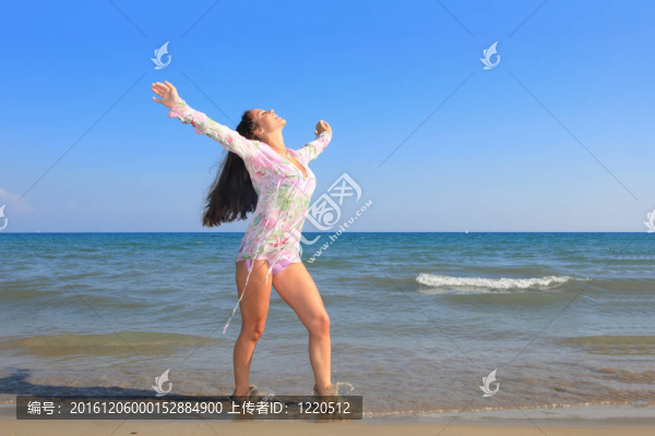 海灘上迷人的女孩