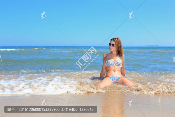 海灘上迷人的女孩