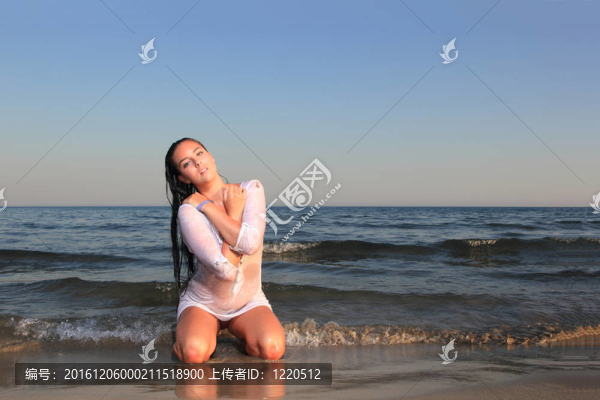 海灘上迷人的女孩