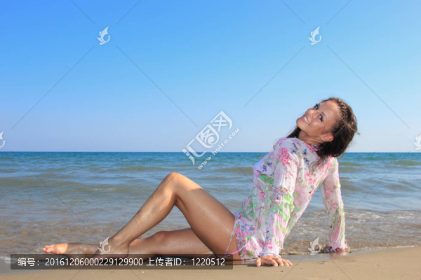 海灘上迷人的女孩