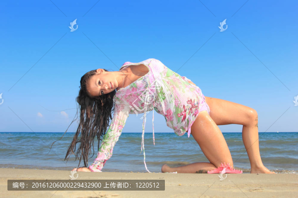 海灘上迷人的女孩