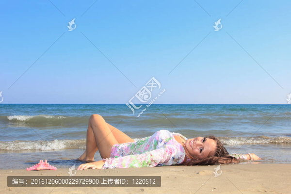 海灘上迷人的女孩