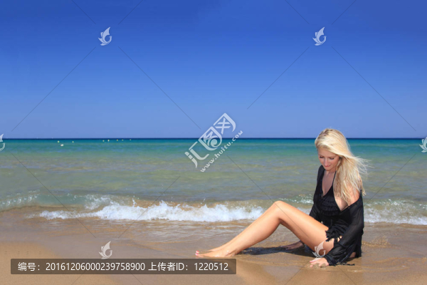 海灘上迷人的女孩