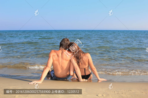 海灘上快樂情侶的畫像