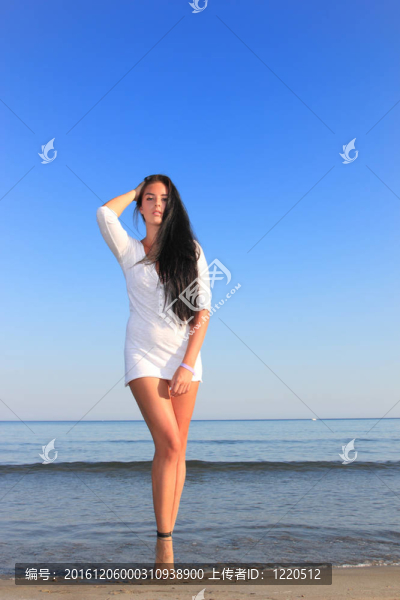 海灘上迷人的女孩