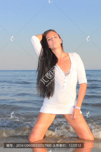 海灘上迷人的女孩