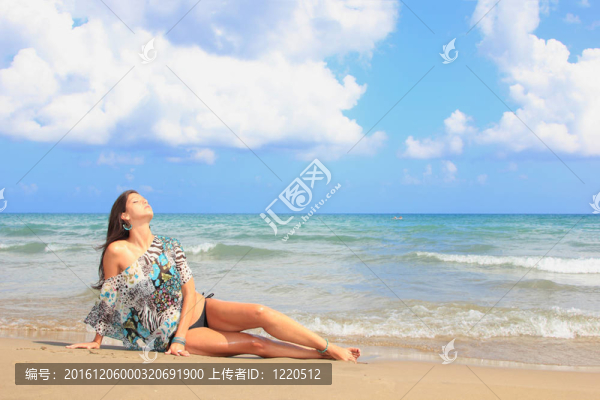 海灘上迷人的女孩