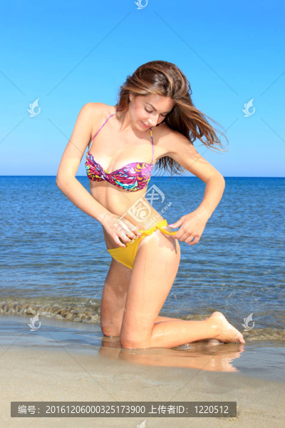 在海灘上放松的女人