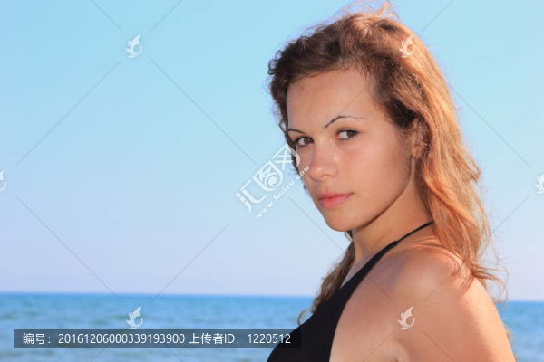 海灘上迷人的女孩