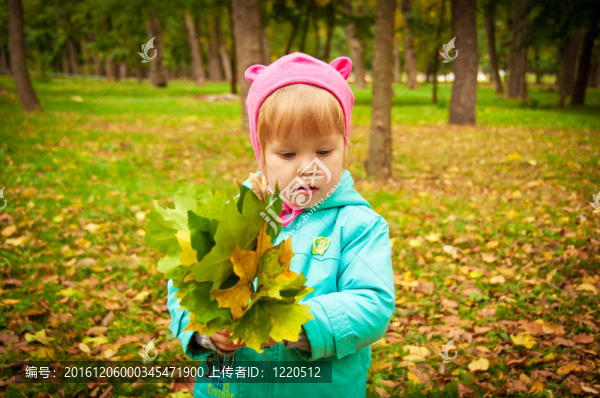 可愛的孩子在秋天公園散步